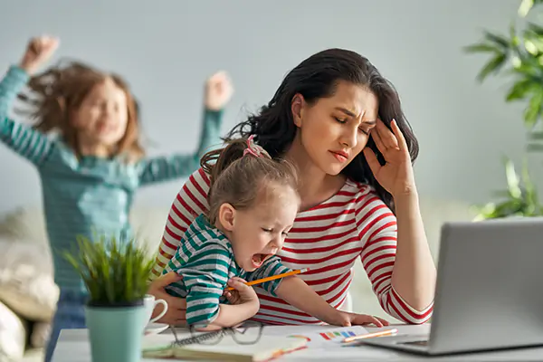 Gestresste Mutter mit Kindern